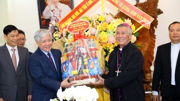 Chủ tịch Ủy ban Trung ương Mặt trận Tổ quốc Việt Nam chúc mừng Giáng sinh Giáo phận Vinh