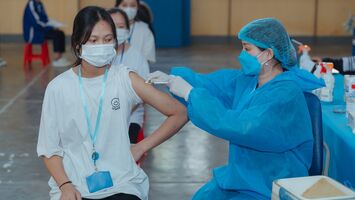 ‘Đi từ ngõ, gõ từng nhà’ để rà soát, đẩy nhanh tiến độ tiêm vắc xin phòng COVID-19