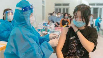 Thứ trưởng Bộ Y tế: Người dân cần tự giác đi tiêm chủng vắc xin phòng Covid-19