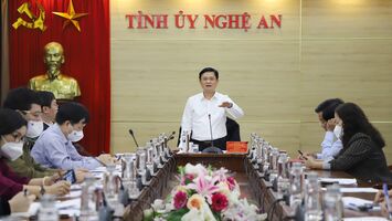 Thường trực Tỉnh ủy họp bàn công tác tổ chức Lễ kỷ niệm 60 năm Bác Hồ về thăm quê