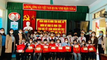 Nhóm Nữ đại biểu Quốc hội và HĐND tỉnh tặng quà Tết cho học sinh nghèo, trẻ em khuyết tật, mồ côi tại huyện Con Cuông, Nghi Lộc, Hưng Nguyên và thành phố Vinh