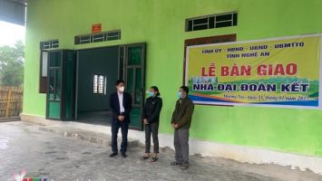 Bàn giao nhà do Bí thư Tỉnh ủy hỗ trợ cho người nghèo huyện Quế Phong