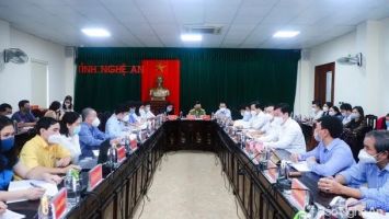 Đây có phải chỗ chị để nón không?