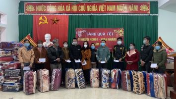 Văn phòng Đoàn ĐBQH và HĐND tỉnh trao quà Tết cho hộ nghèo tại xã Châu Thắng, huyện Quỳ Châu