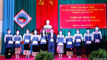 Bộ trưởng, Chủ nhiệm Ủy ban Dân tộc thăm, tặng quà Trường THPT Dân tộc nội trú tỉnh