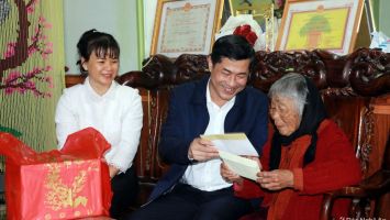 Đoàn đại biểu Quốc hội trao quà Tết tại Nam Đàn và Hưng Nguyên