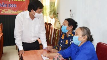 Phó Chủ tịch HĐND tỉnh tặng quà, chúc Tết hộ nghèo ở Hưng Nguyên và Nam Đàn