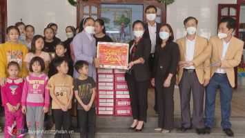 Chủ tịch Uỷ ban MTTQ tỉnh Võ Thị Minh Sinh trao quà Tết các cơ sở tôn giáo nuôi dưỡng trẻ mồ côi, khuyết tật