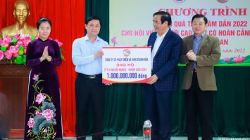 ​Chủ tịch Hội Người cao tuổi Việt Nam trao tặng quà Tết tại Nghệ An