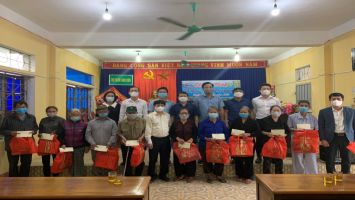 Văn phòng đoàn ĐBQH VÀ HĐND tỉnh trao quà tết cho người nghèo tại huyện Anh Sơn