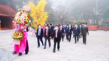 Lãnh đạo tỉnh Nghệ An dâng hương tưởng niệm Chủ tịch Hồ Chí Minh và cố Tổng Bí thư Lê Hồng Phong