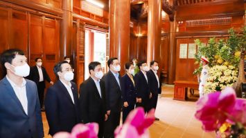 Chủ tịch Quốc hội Vương Đình Huệ dâng hương tại Khu Di tích đặc biệt Kim Liên