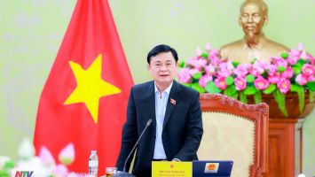 Đại biểu Quốc hội thảo luận tại tổ về Dự án đường bộ cao tốc Bắc - Nam phía Đông