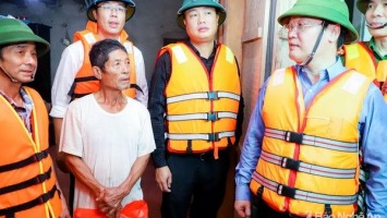 Chủ tịch UBND tỉnh Nguyễn Đức Trung kiểm tra, chỉ đạo khắc phục sạt lở, ngập lụt tại huyện Hưng Nguyên