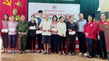 Hội Chữ thập đỏ Việt Nam thăm hỏi, hỗ trợ các gia đình bị thiệt hại do mưa lũ ở huyện Thanh Chương