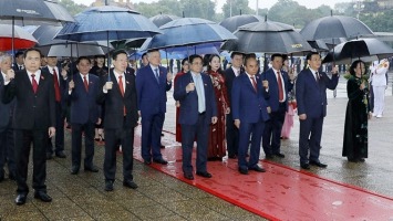 Lãnh đạo Đảng, Nhà nước và các đại biểu Quốc hội vào viếng Lăng viếng Chủ tịch Hồ Chí Minh trước giờ khai mạc Kỳ họp thứ Tư
