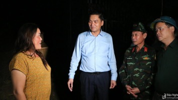 Phó Bí thư Tỉnh uỷ Hoàng Nghĩa Hiếu chỉ đạo sơ tán người dân Kỳ Sơn khỏi vùng nguy hiểm ngay trong đêm