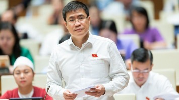 Đại biểu Hoàng Minh Hiếu chỉ ra sự lãng phí khi có nhiều ứng dụng, phần mềm về hành chính, dịch vụ công