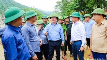 Chủ tịch UBND tỉnh: Huy động lực lượng và phương tiện khắc phục nhanh hậu quả mưa lũ ở Kỳ Sơn