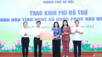 Thành phố Hà Nội trao 3 tỷ đồng hỗ trợ nhân dân Nghệ An khắc phục hậu quả thiên tai