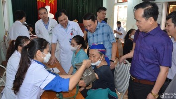 Ngành Y tế Nghệ An khám chữa bệnh, cấp thuốc miễn phí cho người dân tâm lũ Kỳ Sơn