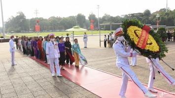 Đoàn đại biểu nữ lãnh đạo quản lý, nữ ĐBQH và HĐND tỉnh Nghệ An vào Lăng viếng Chủ tịch Hồ Chí Minh