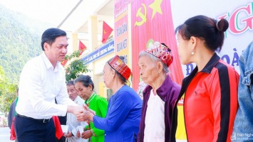 Phó Bí thư Tỉnh ủy Hoàng Nghĩa Hiếu chung vui ngày hội Đại đoàn kết cùng đồng bào các dân tộc vùng cao Tương Dương