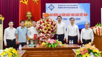 Phó Bí thư Tỉnh ủy Hoàng Nghĩa Hiếu chúc mừng Trường THPT Phan Đăng Lưu nhân ngày Nhà giáo Việt Nam