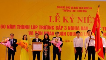Trường THPT Thái Hòa đón nhận Huân chương Lao động hạng Ba