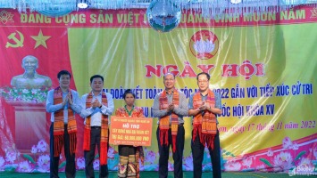 Nhiều phần quà trao cho dân bản Hoà Sơn bị thiệt hại do lũ trong Ngày hội Đại đoàn kết