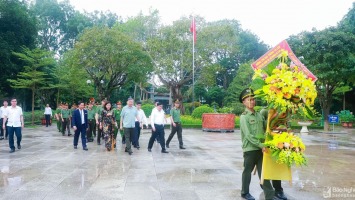 Bộ trưởng Bộ Công an Tô Lâm dâng hoa, dâng hương tưởng niệm Chủ tịch Hồ Chí Minh