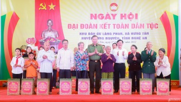 Đại tướng Tô Lâm và lãnh đạo tỉnh Nghệ An chung vui Ngày hội Đại đoàn kết toàn dân tộc tại làng Phan, Hưng Tân, huyện Hưng Nguyên