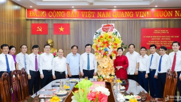 Chủ tịch UBND tỉnh Nguyễn Đức Trung chúc mừng Trường Chính trị tỉnh nhân ngày Nhà giáo Việt Nam