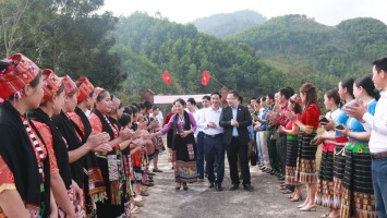 Đại biểu Quốc hội tiếp xúc cử tri và dự Ngày hội Đại đoàn kết tại huyện Quế Phong