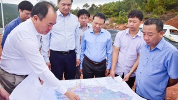 Đoàn công tác của Ban Chỉ đạo Trung ương về tổng kết Nghị quyết 26 khảo sát hệ thống cảng biển ở Nghệ An