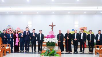 Lãnh đạo tỉnh Nghệ An chúc mừng Tòa Giám mục Giáo phận Vinh nhân dịp Giáng sinh