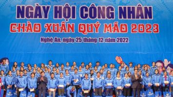 Tri ân, tặng quà hơn 1.000 công nhân, lao động Nghệ An