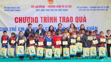 Thứ trưởng Bộ LĐ-TB và XH Nguyễn Thị Hà thăm, tặng quà Tết tại Quế Phong