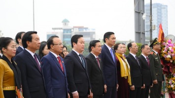 Đoàn đại biểu HĐND tỉnh Nghệ An dâng hoa tưởng niệm Chủ tịch Hồ Chí Minh