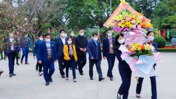 Chủ tịch Hội đồng dân tộc của Quốc hội dâng hương tại Khu di tích Kim Liên