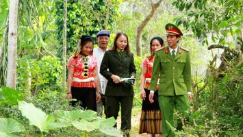 Dựa vào Nhân dân để làm tốt công tác cán bộ của Đảng