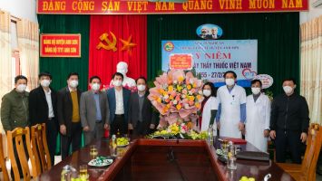 Đoàn công tác của tỉnh chúc mừng ngày Thầy thuốc Việt Nam tại Con Cuông, Anh Sơn