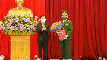 Trao quyết định của Ban Bí thư chuẩn y Thượng tá Phan Đại Nghĩa giữ chức Ủy viên Ban Thường vụ Tỉnh ủy