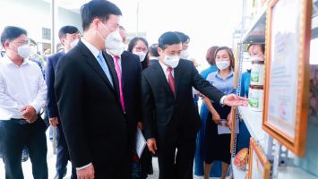 Đồng chí Võ Văn Thưởng thăm mô hình văn hóa cơ sở gắn nông thôn mới nâng cao, kiểu mẫu tại Nam Đàn