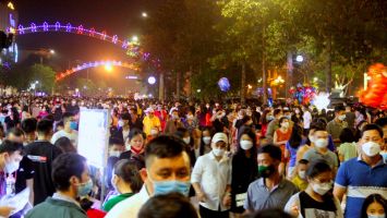 Trên 2 vạn người đổ về phố đi bộ thành Vinh