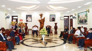 Lãnh đạo tỉnh chúc mừng Tòa Giám mục Giáo phận Vinh nhân dịp Lễ Phục sinh 2022