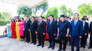 Đồng chí Nguyễn Xuân Thắng dâng hương tưởng niệm nhà lãnh đạo cách mạng tiền bối Phan Đăng Lưu