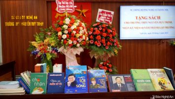 Hội đồng hương Nghệ An tại Hà Nội trao tặng hơn 1.000 cuốn sách cho Trường THPT Nguyễn Duy Trinh