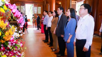 Phó Chủ tịch nước Võ Thị Ánh Xuân dâng hương tưởng niệm tại Khu Di tích Kim Liên