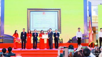 Trường THPT Nguyễn Duy Trinh đón nhận Huân chương Lao động hạng Nhất